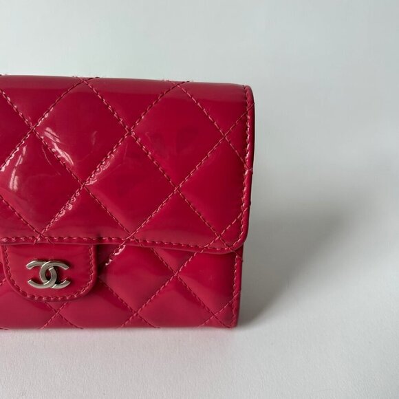 CHANEL QUILTED PATENT LEATHER FLAP ZIP CLASSIC WALLET FUSCHIA CC LOGO - Picture 6 of 11